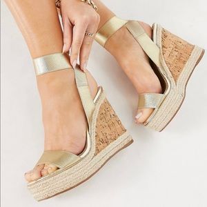 Wide fit Tiffany elastic cork wedges in gold